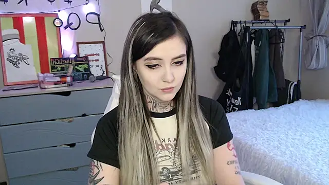 Snapshot of Rin_Tozier chatting on 04/19/26, 01:05 Rin Tozier online show from 04/19/26, 01:05