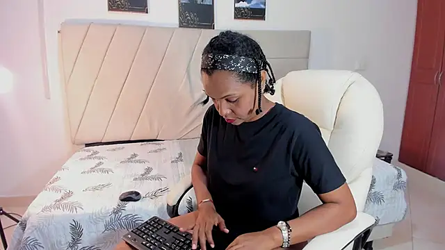 samaraa smith1 online show from 04/15/26, 12:34