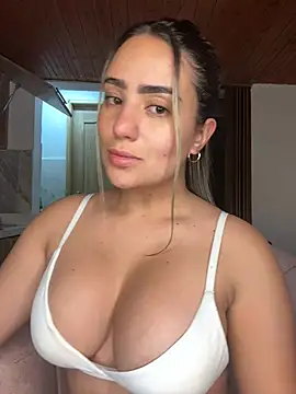 Snapshot of Miilana_ chatting on 04/15/26, 10:44 Miilana online show from 04/15/26, 10:44