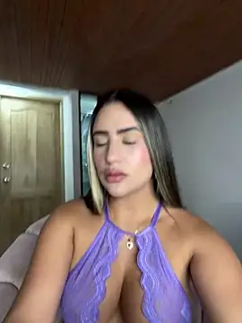 Snapshot of Miilana_ chatting on 05/17/26, 03:04 Miilana online show from 05/17/26, 03:04