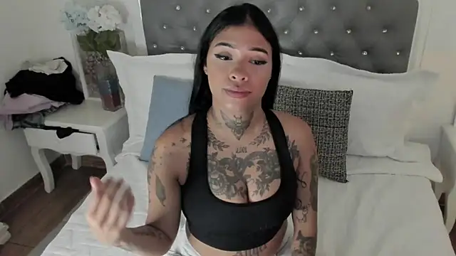 Snapshot of Aisha_Haddad chatting on 04/16/26, 01:56 Aisha Haddad online show from 04/16/26, 01:56