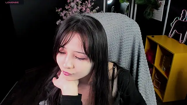 Snapshot of May_Ling chatting on 04/12/26, 10:42 May Ling online show from 04/12/26, 10:42