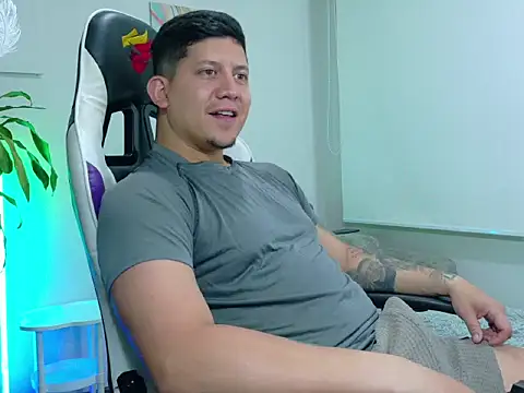 Snapshot of _robertobaggioo chatting on 02/12/26, 12:44 robertobaggioo online show from 02/12/26, 12:44