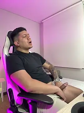 Snapshot of _robertobaggioo chatting on 02/16/26, 12:34 robertobaggioo online show from 02/16/26, 12:34