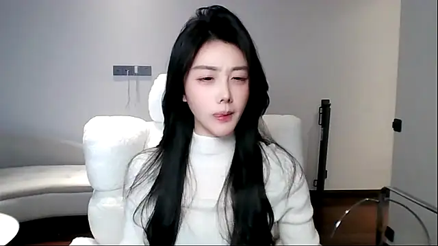 Snapshot of MedeLineayr chatting on 03/18/26, 05:49 MedeLineayr online show from 03/18/26, 05:49