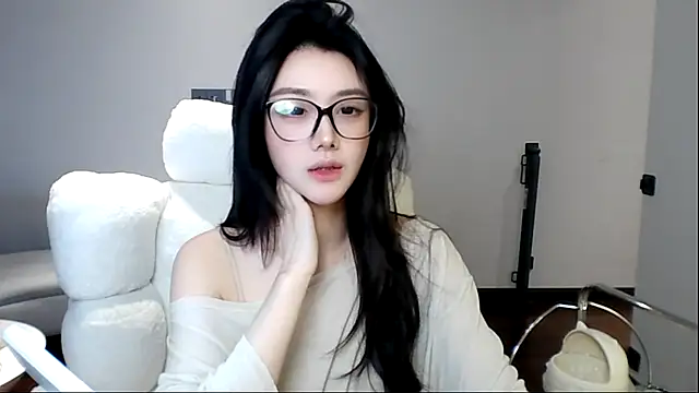 Snapshot of MedeLineayr chatting on 03/21/26, 05:27 MedeLineayr online show from 03/21/26, 05:27