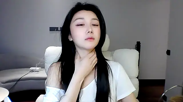 Snapshot of MedeLineayr chatting on 04/09/26, 01:27 MedeLineayr online show from 04/09/26, 01:27