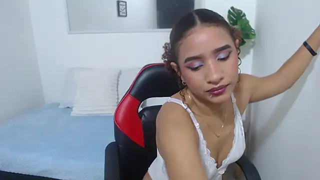 Snapshot of Alice_Grinnerk chatting on 02/18/26, 02:35 Alice Grinnerk online show from 02/18/26, 02:35