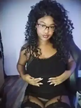 Snapshot of Roonie_garces chatting on 04/17/26, 12:46 Roonie garces online show from 04/17/26, 12:46