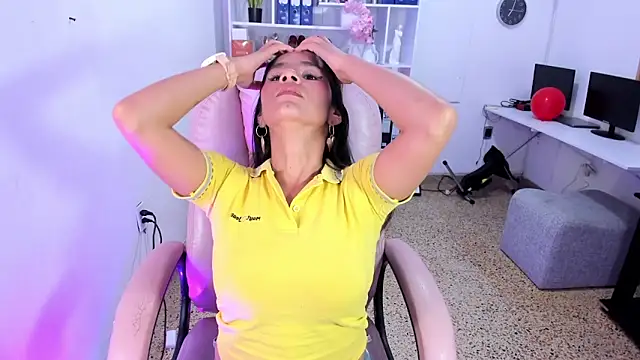 Snapshot of Emmy_lollipop chatting on 02/19/26, 06:26 Emmy lollipop online show from 02/19/26, 06:26