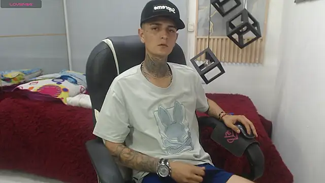 Snapshot of benjamin_anthony chatting on 03/12/26, 03:12 benjamin anthony online show from 03/12/26, 03:12