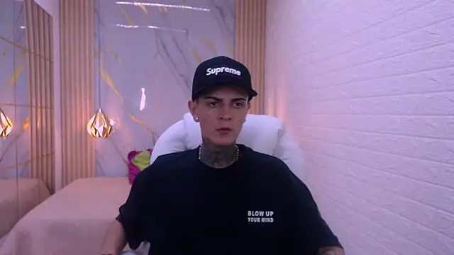 Snapshot of benjamin_anthony chatting on 03/21/26, 03:44 benjamin anthony online show from 03/21/26, 03:44