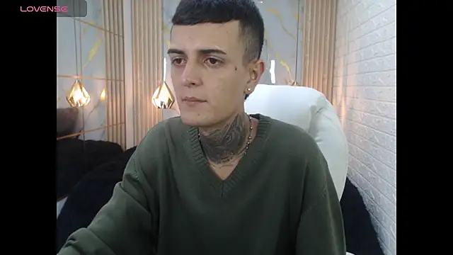 Snapshot of benjamin_anthony chatting on 04/07/26, 03:40 benjamin anthony online show from 04/07/26, 03:40