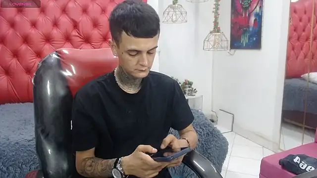 Snapshot of benjamin_anthony chatting on 04/10/26, 04:06 benjamin anthony online show from 04/10/26, 04:06