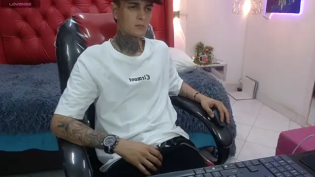 Snapshot of benjamin_anthony chatting on 04/11/26, 03:55 benjamin anthony online show from 04/11/26, 03:55