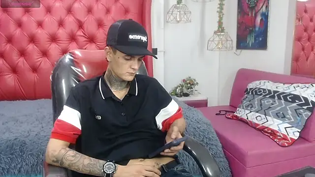 Snapshot of benjamin_anthony chatting on 04/15/26, 03:13 benjamin anthony online show from 04/15/26, 03:13