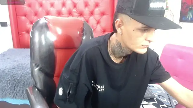 Snapshot of benjamin_anthony chatting on 04/21/26, 04:19 benjamin anthony online show from 04/21/26, 04:19