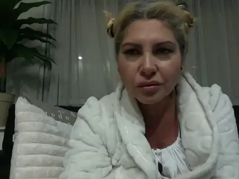 Snapshot of mistycbeauty chatting on 04/27/26, 03:37 mistycbeauty online show from 04/27/26, 03:37