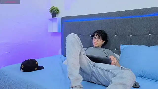 Snapshot of Ale_cuzz chatting on 02/14/26, 02:03 Ale cuzz online show from 02/14/26, 02:03