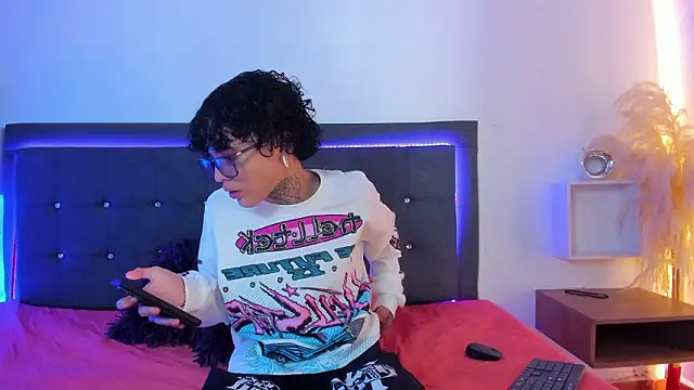 Snapshot of Ale_cuzz chatting on 02/25/26, 03:32 Ale cuzz online show from 02/25/26, 03:32