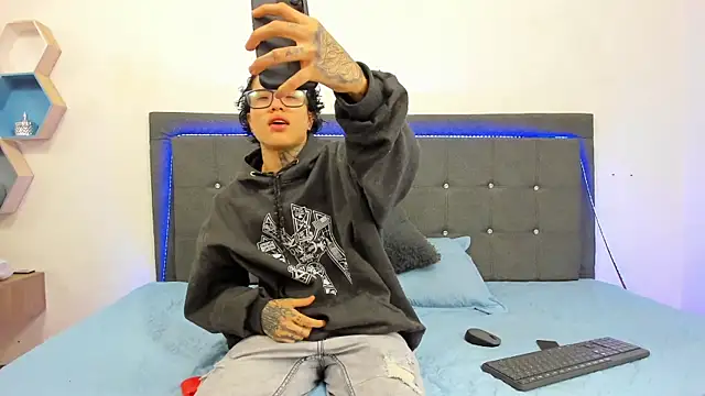 Snapshot of Ale_cuzz chatting on 03/06/26, 03:41 Ale cuzz online show from 03/06/26, 03:41