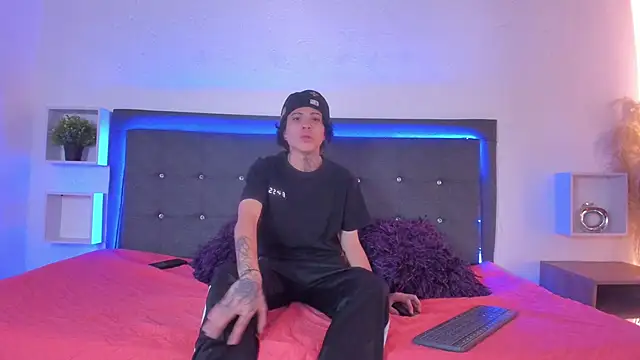 Snapshot of Ale_cuzz chatting on 03/18/26, 03:04 Ale cuzz online show from 03/18/26, 03:04