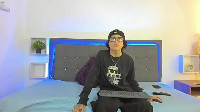 Snapshot of Ale_cuzz chatting on 04/15/26, 02:02 Ale cuzz online show from 04/15/26, 02:02