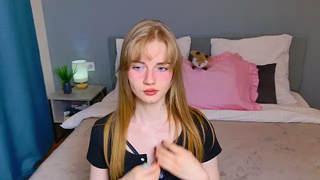 Snapshot of ElfieWhite chatting on 04/19/26, 05:56 ElfieWhite online show from 04/19/26, 05:56