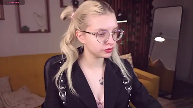 Snapshot of TiffanyPeachi chatting on 02/25/26, 10:36 TiffanyPeachi online show from 02/25/26, 10:36