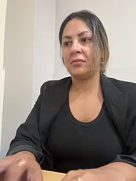 Snapshot of leona-david chatting on 04/21/26, 12:44 leona-david online show from 04/21/26, 12:44