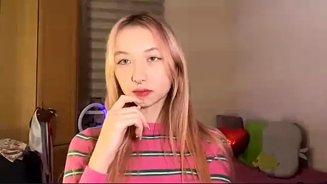 Snapshot of PinkTraible chatting on 02/16/26, 12:56 PinkTraible online show from 02/16/26, 12:56