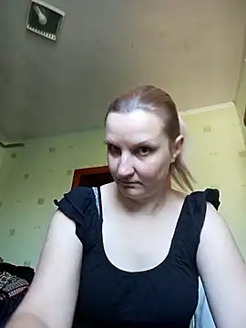 Snapshot of SusanGold9211 chatting on 04/14/26, 07:36 SusanGold9211 online show from 04/14/26, 07:36
