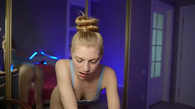 Snapshot of AlisMil chatting on 04/14/26, 10:21 AlisMil online show from 04/14/26, 10:21