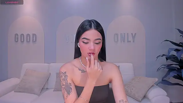 Snapshot of CarolineEvans_x chatting on 03/11/26, 04:07 CarolineEvans x online show from 03/11/26, 04:07