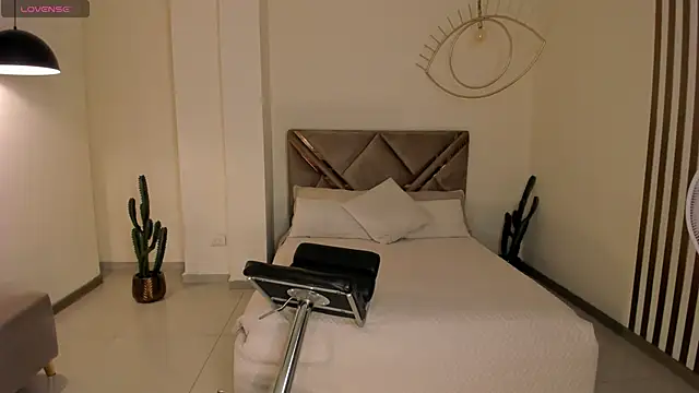 Snapshot of CarolineEvans_x chatting on 03/18/26, 04:26 CarolineEvans x online show from 03/18/26, 04:26