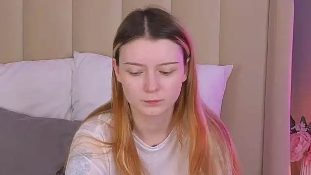 Snapshot of AlyssFrost chatting on 06/19/26, 03:55 AlyssFrost online show from 06/19/26, 03:55