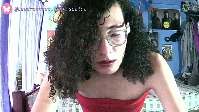 Snapshot of lewd_mooncat chatting on 04/14/26, 10:05 lewd mooncat online show from 04/14/26, 10:05