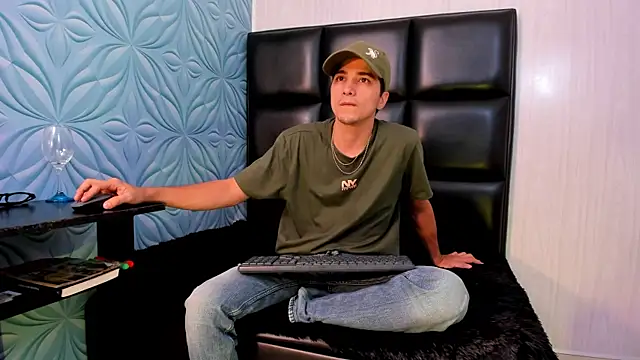 Snapshot of bad_boy_cum_ chatting on 02/22/26, 04:13 bad boy cum online show from 02/22/26, 04:13