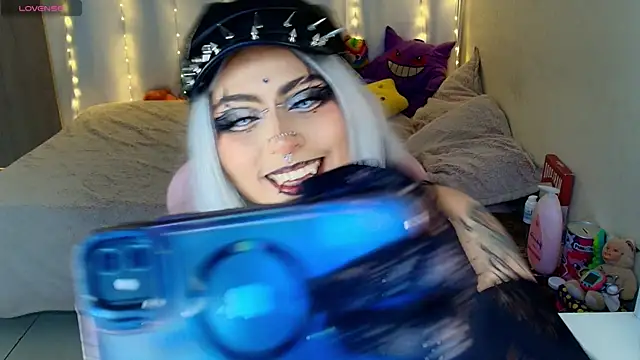 Snapshot of maliciaXpoison chatting on 04/25/26, 04:15 maliciaXpoison online show from 04/25/26, 04:15