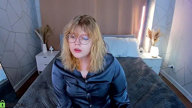 Snapshot of luna_c0ra chatting on 02/22/26, 01:07 luna c0ra online show from 02/22/26, 01:07