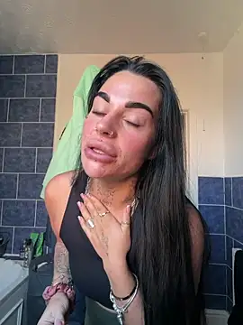 Snapshot of Darkfantisyx chatting on 04/17/26, 04:10 Darkfantisyx online show from 04/17/26, 04:10