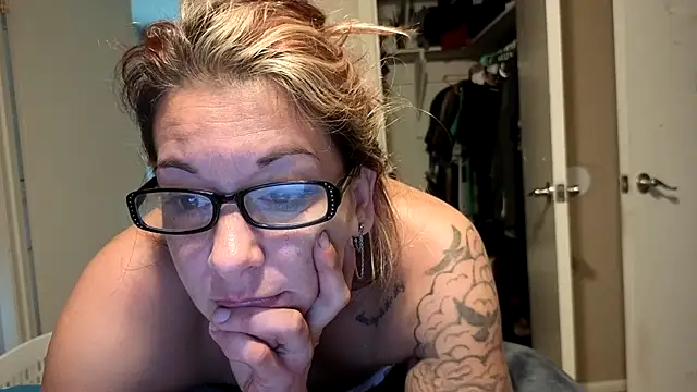 Snapshot of MissBella0969 chatting on 04/15/26, 03:52 MissBella0969 online show from 04/15/26, 03:52