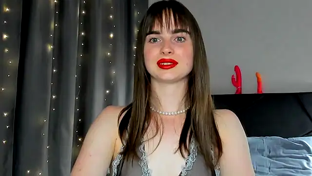Snapshot of megann_fox2 chatting on 06/15/26, 06:32 megann fox2 online show from 06/15/26, 06:32