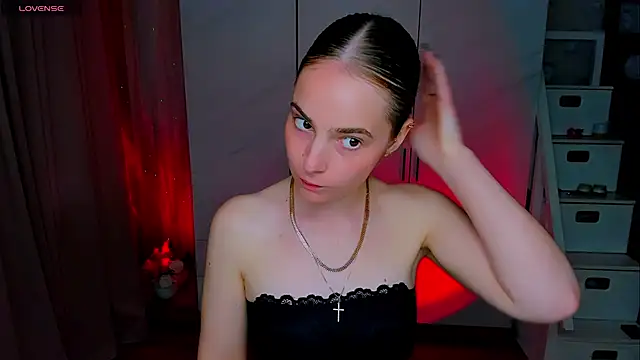 Snapshot of Maddy_Wood_ chatting on 06/19/26, 04:55 Maddy Wood online show from 06/19/26, 04:55