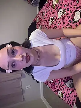 Snapshot of strwbrrymilk chatting on 02/22/26, 01:18 strwbrrymilk online show from 02/22/26, 01:18