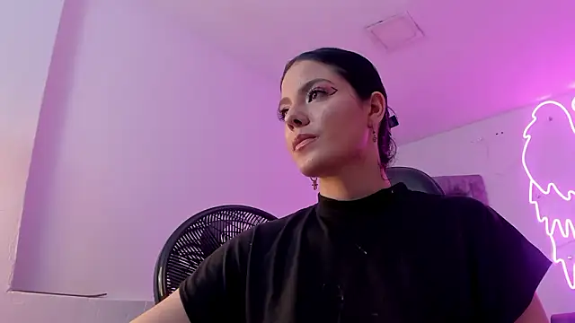 Snapshot of Evelin__thompsson chatting on 03/20/26, 03:11 Evelin thompsson online show from 03/20/26, 03:11