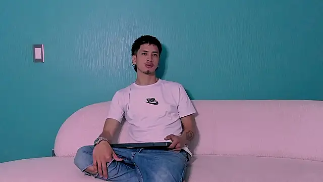 Snapshot of Youdoll_ chatting on 02/25/26, 01:32 Youdoll online show from 02/25/26, 01:32