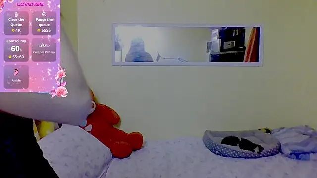 Snapshot of Luna_Moonfang chatting on 05/31/26, 02:13 Luna Moonfang online show from 05/31/26, 02:13