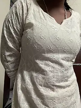 Snapshot of meenu_cuties chatting on 03/19/26, 01:15 meenu cuties online show from 03/19/26, 01:15