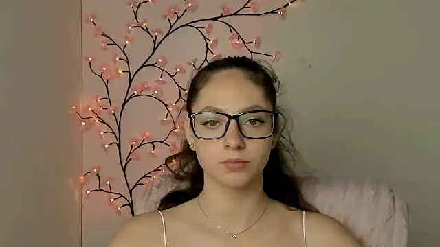 Snapshot of KissMeJulia chatting on 06/26/26, 05:23 KissMeJulia online show from 06/26/26, 05:23